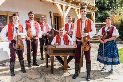 Cimbálová muzika Kašava s primášem Honzou Vičíkem Cimbálová muzika Kašava s primášem Honzou Vičíkem